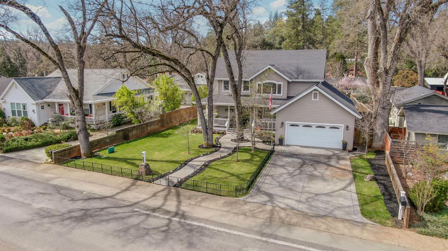 511 Surrey Lane Murphys, CA 95247 - Photo 88 of 97 a front view of house with yard and green space