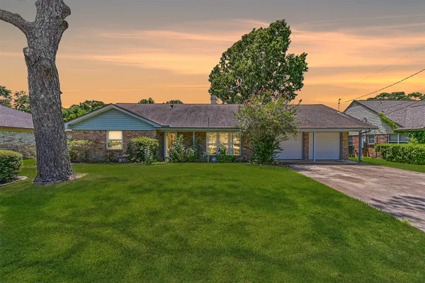 $299,000 | 5106 Harbor Light Drive, Dickinson, TX 77539