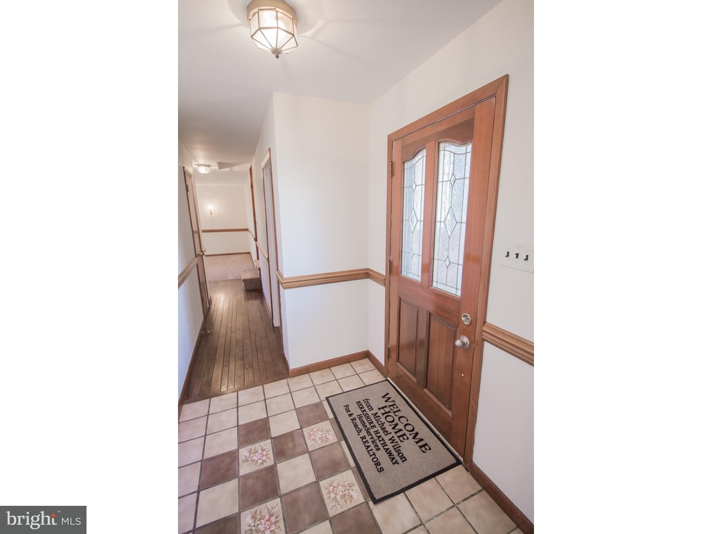 916 Cherry Tree Road Aston, PA 19014 - Photo 3 of 25 Foyer