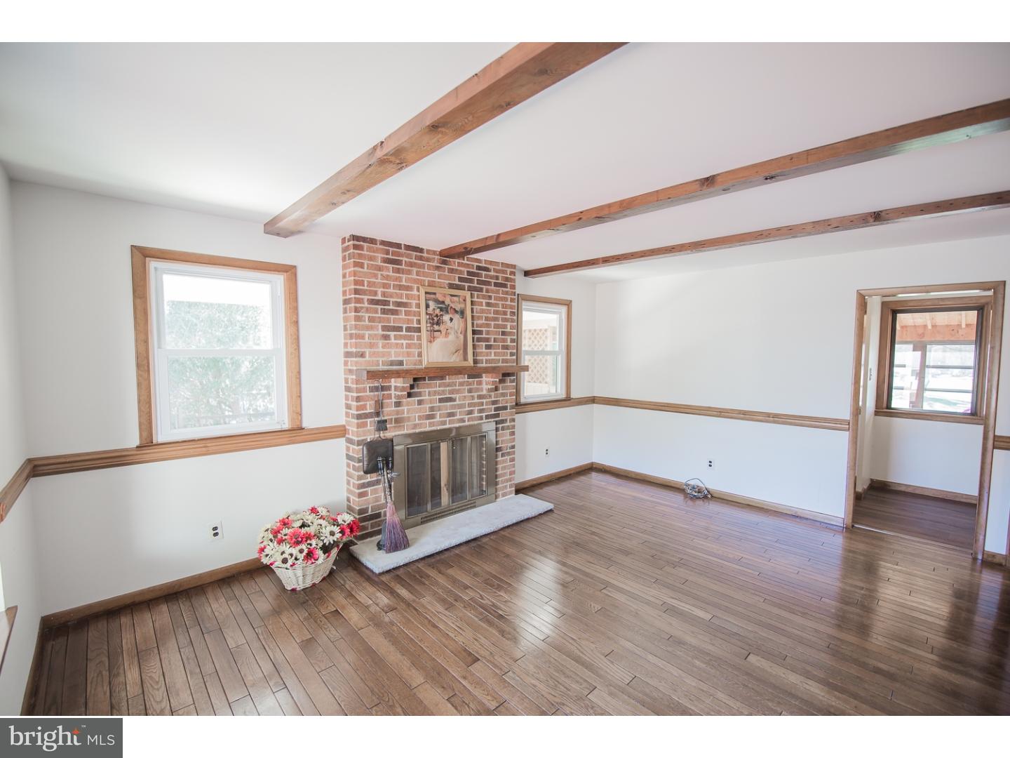 916 Cherry Tree Road Aston, PA 19014 - Photo 4 of 25 Family Room