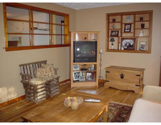 20 Cross Road Westminster, MA 01473 - Photo 5 of 14 a living room with furniture a rug and a flat screen tv
