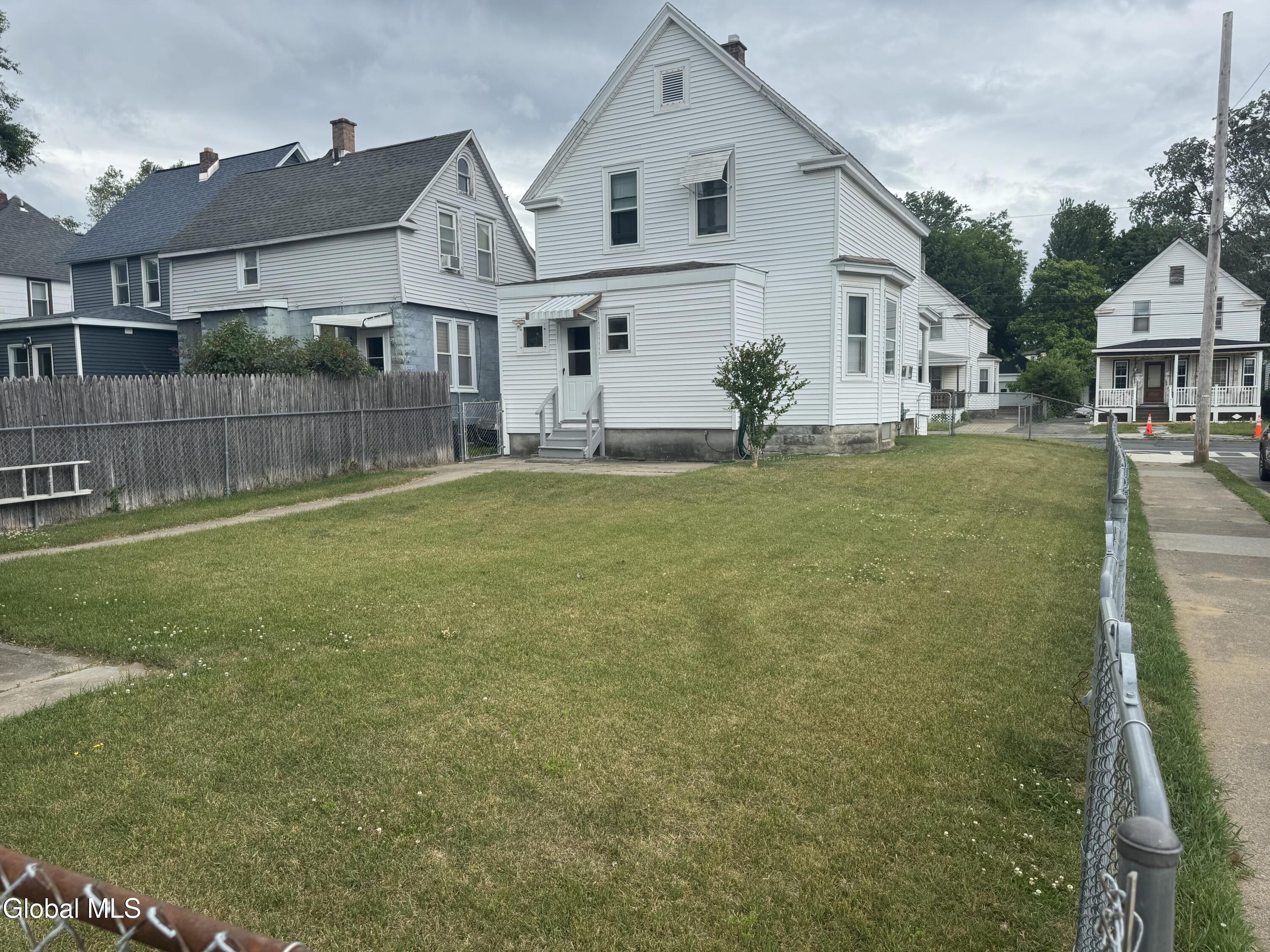 876 Thompson Street Schenectady, NY 12306 - Photo 6 of 30 IMG_3168