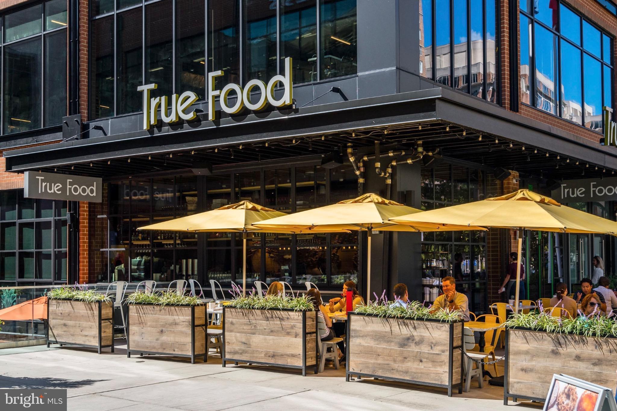 851 North Glebe Road, Unit 1712 Arlington, VA 22203 - Photo 21 of 25 a view of a chairs and tables in patio