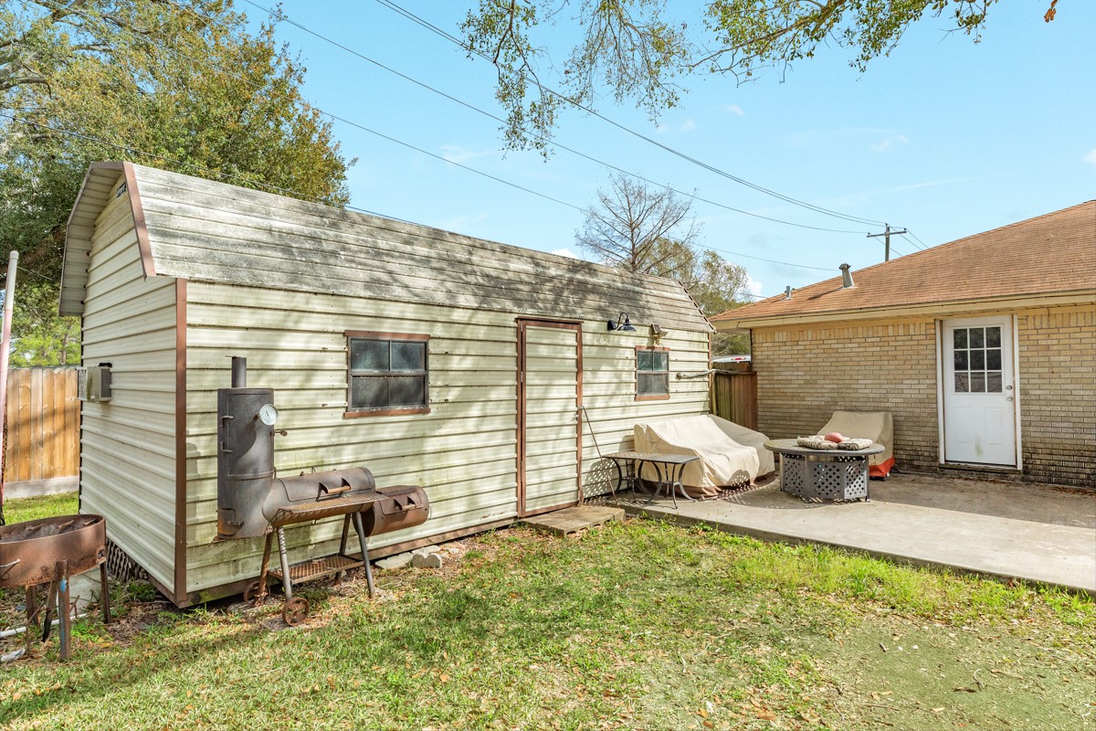 2109 North Tinsley Street Angleton, TX 77515 - Photo 9 of 27 a view of a patio with a table and chairs