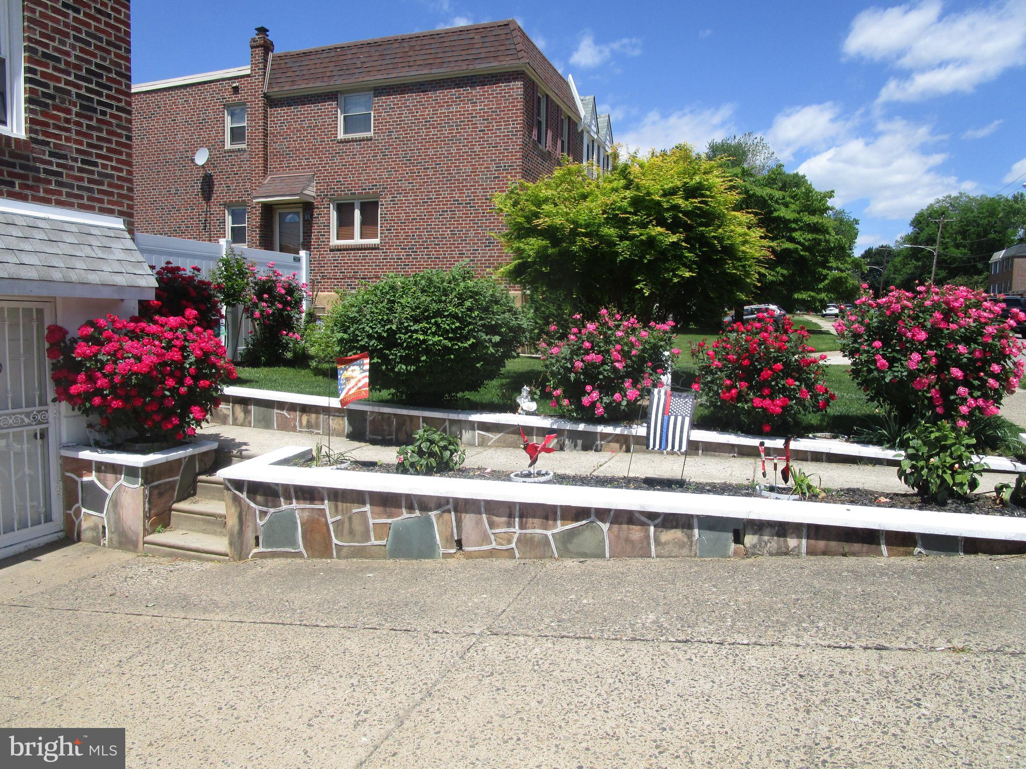 11914 Stevens Road Philadelphia, PA 19116 - Photo 2 of 37 Large Side Yard