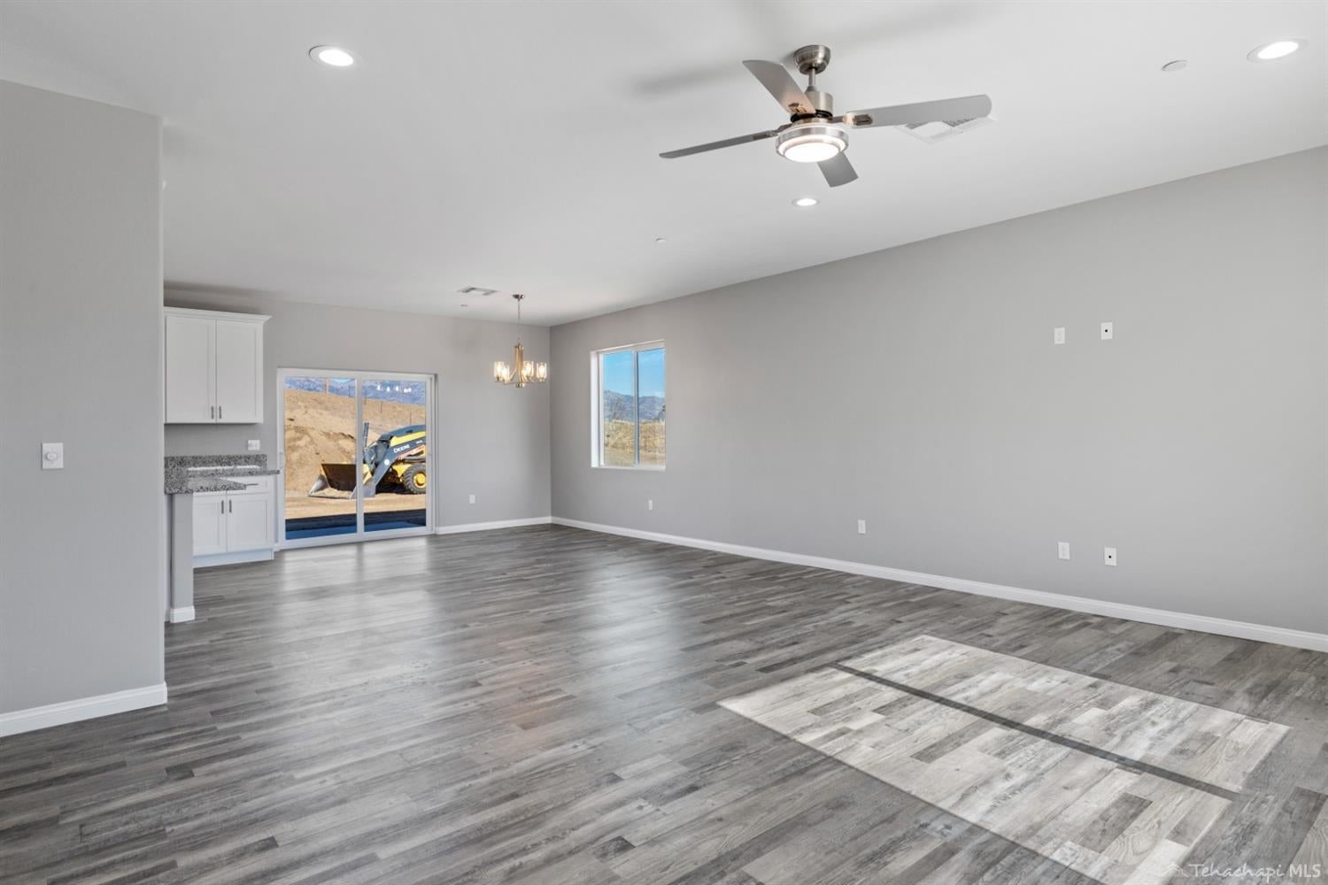 22700 Mariposa Road Tehachapi, CA 93561 - Photo 10 of 42 dining room