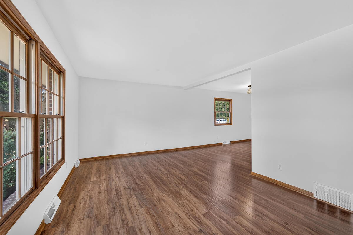 5417 Sandhill Road Caledonia, WI 53402 - Photo 13 of 29 Living Room