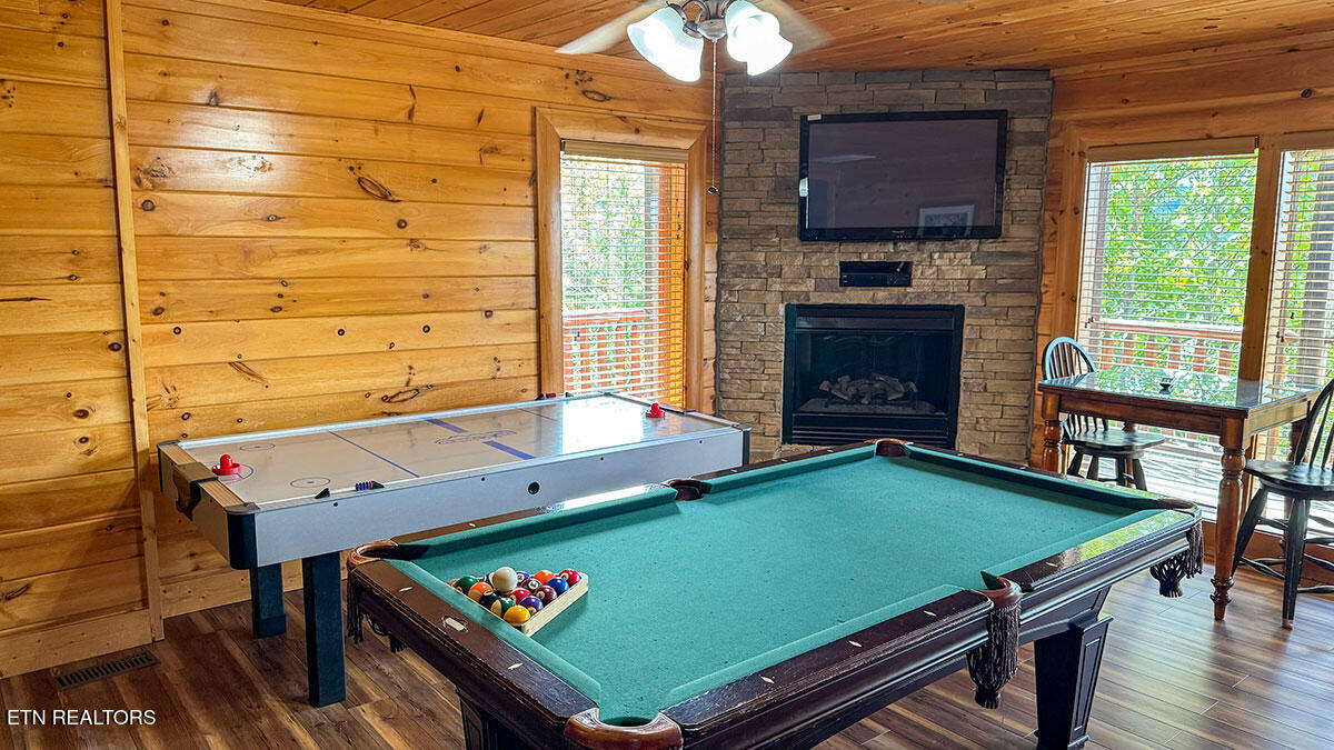 1352 Timberwolf Way Sevierville, TN 37876 - Photo 17 of 41 rental-cabin-22