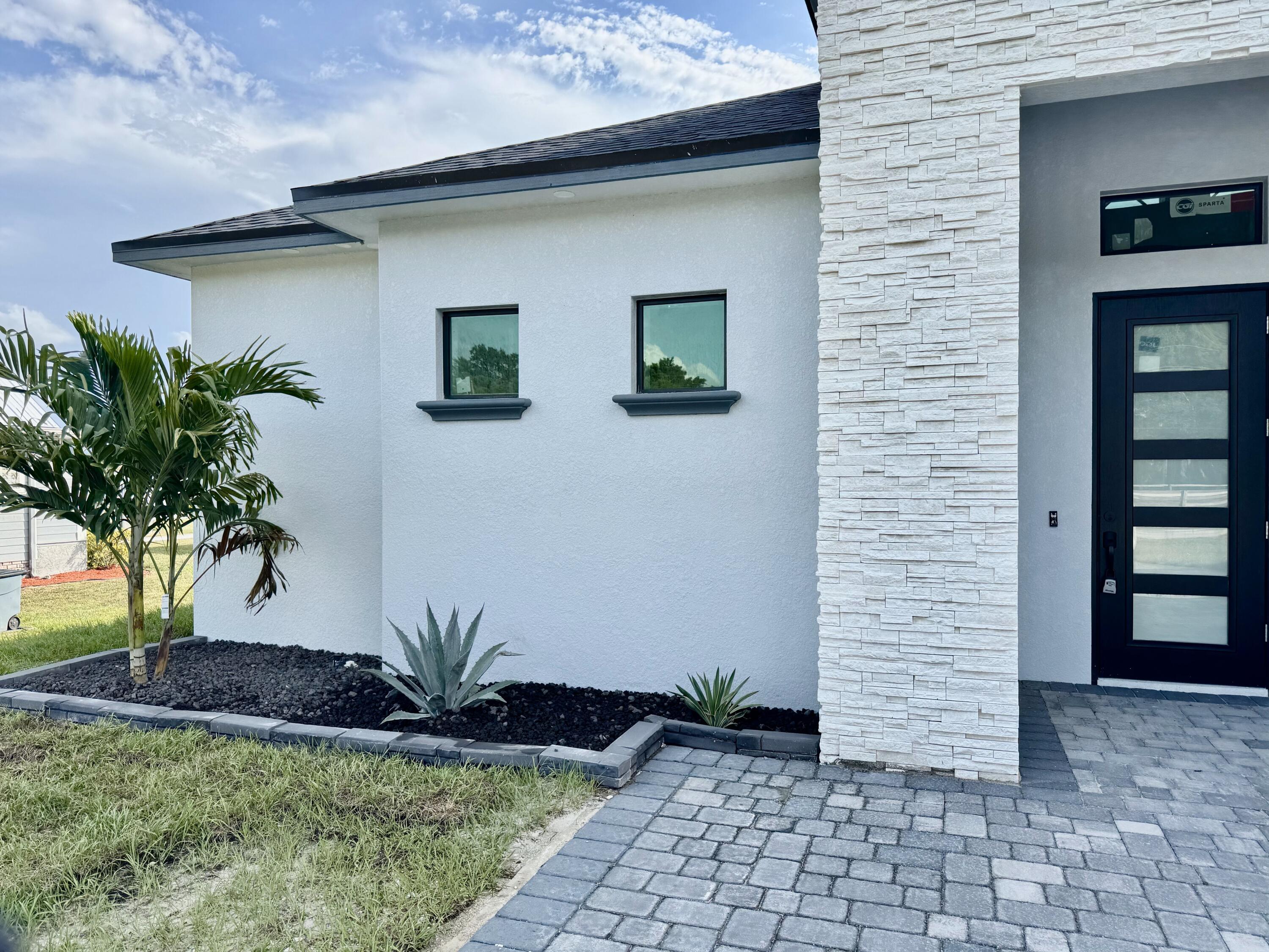 13200 Highway 441 Okeechobee, FL 34974 - Photo 33 of 42 a house that has a tree in front of it