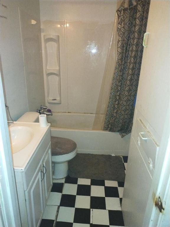 105 James Street Homer, LA 71040 - Photo 9 of 11 a bathroom with a sink a toilet a shower and a mirror