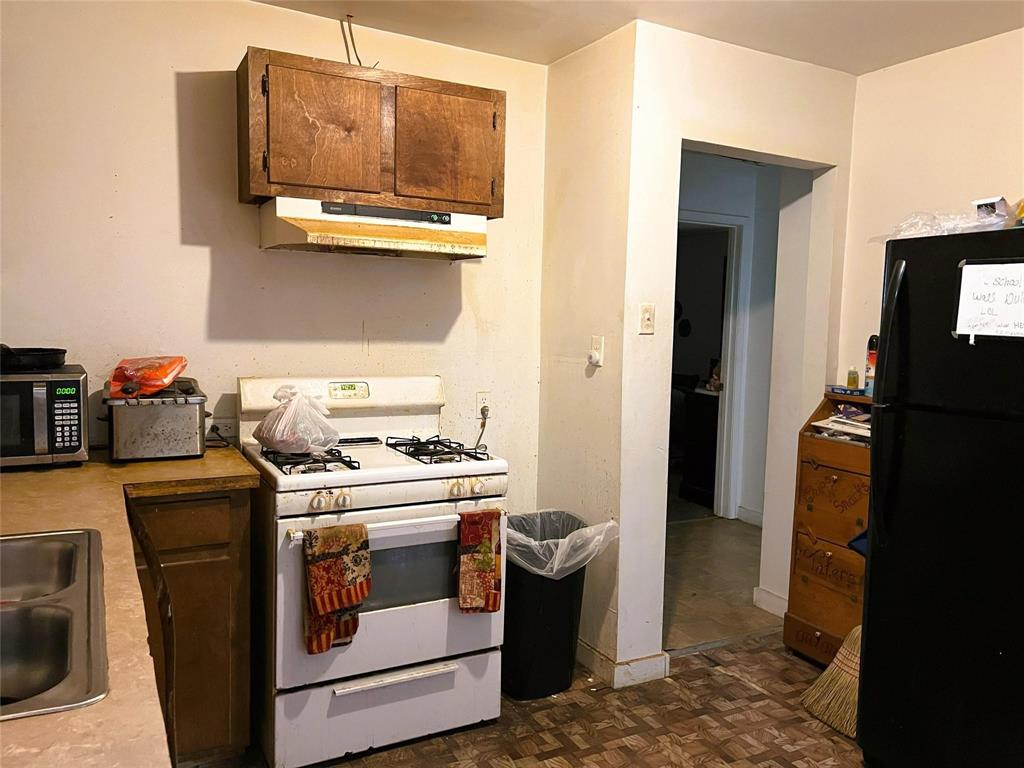 105 James Street Homer, LA 71040 - Photo 10 of 11 a kitchen with a stove and a refrigerator