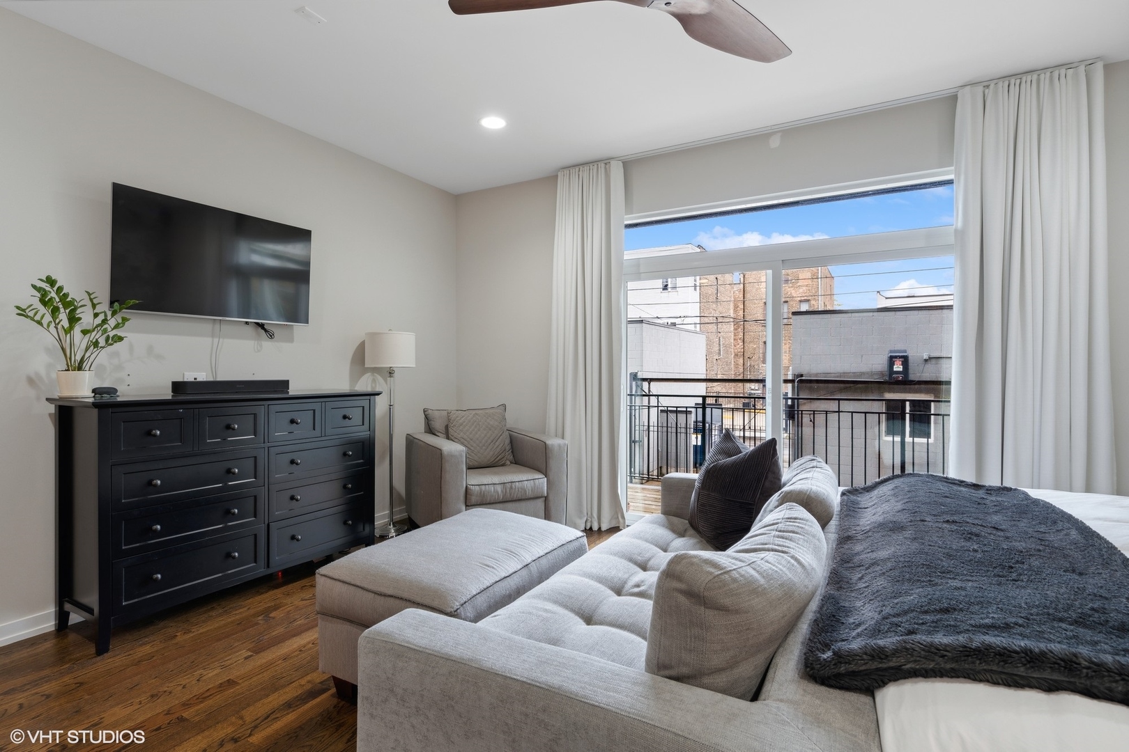 1033 South Racine Avenue, Unit 1S Chicago, IL 60607 - Photo 13 of 29 a living room with furniture and a flat screen tv