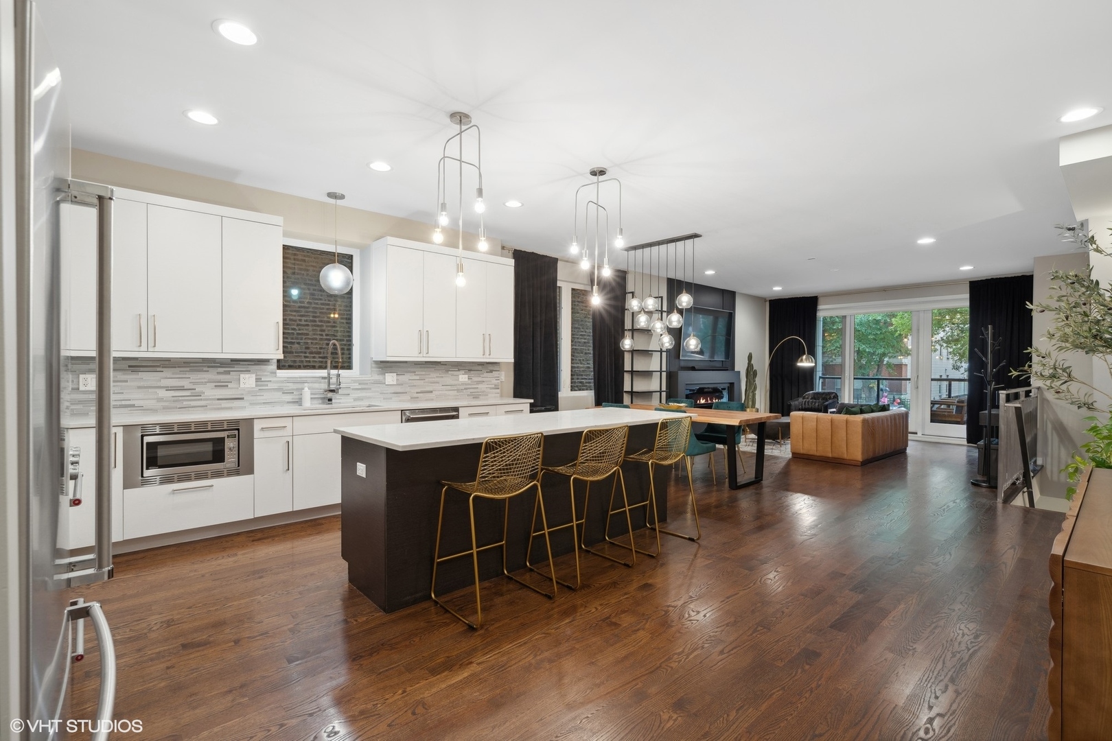 1033 South Racine Avenue, Unit 1S Chicago, IL 60607 - Photo 7 of 29 a large kitchen with a table and chairs