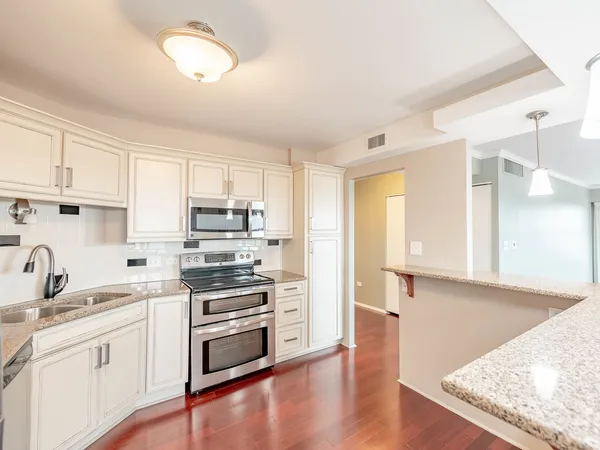 $229,900 | 141 North La Grange Road, Unit 801, La Grange, IL 60525