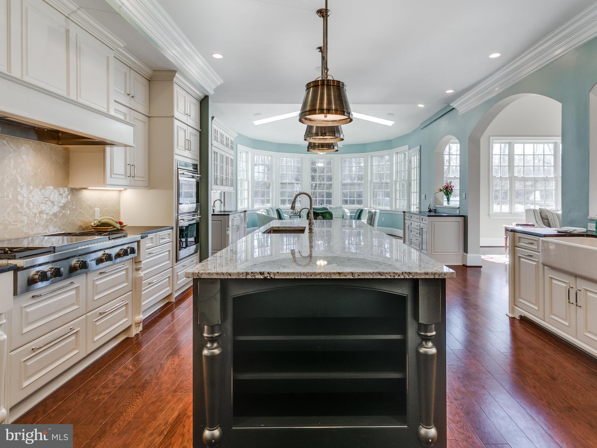 10207 East Hunter Valley Road Vienna, VA 22181 - Photo 6 of 26 11 FT ISLAND W PLENTY OF SEATING