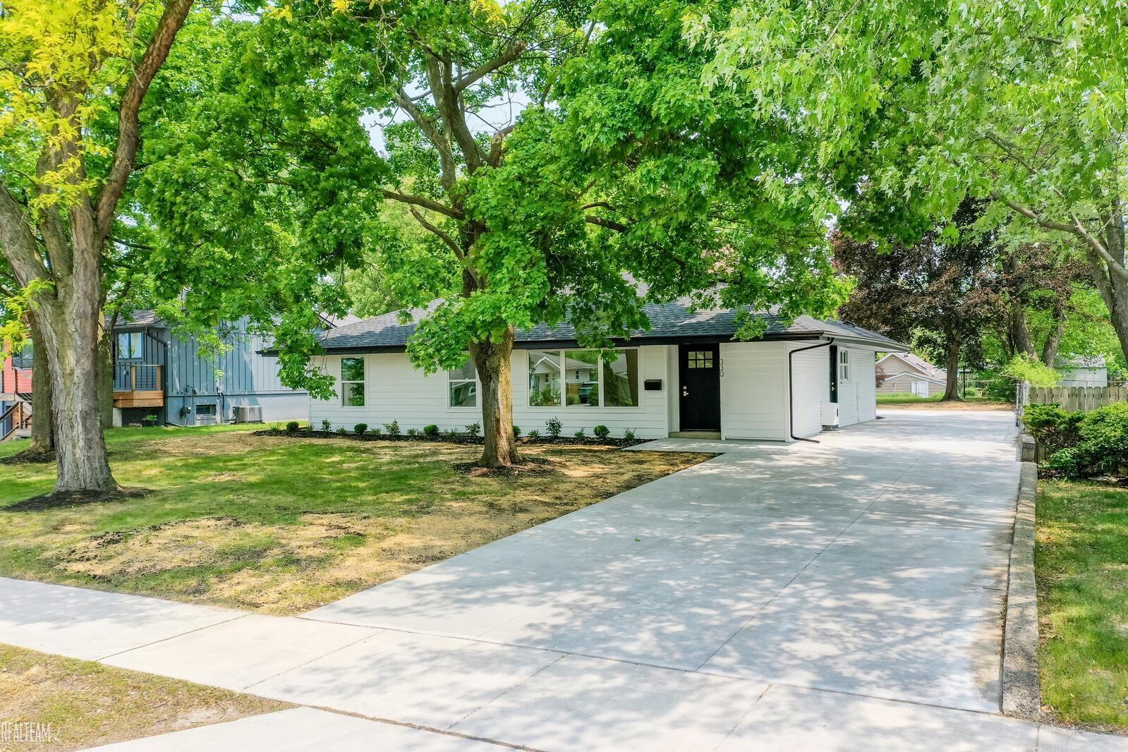 330 North Helen Avenue Rochester, MI 48307 - Photo 1 of 41 50177266-85faa30e-51bd-4b90-9011-7658a0ad0e6b.JPG