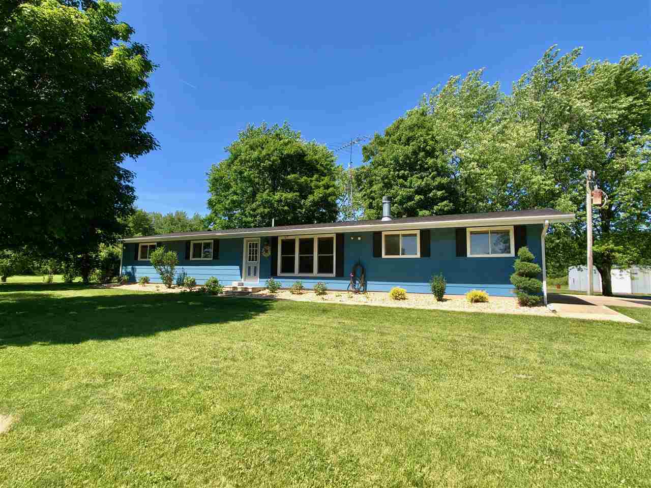 747 Searls Road Amboy, IL 61310 - Photo 4 of 40 a front view of a house with a garden