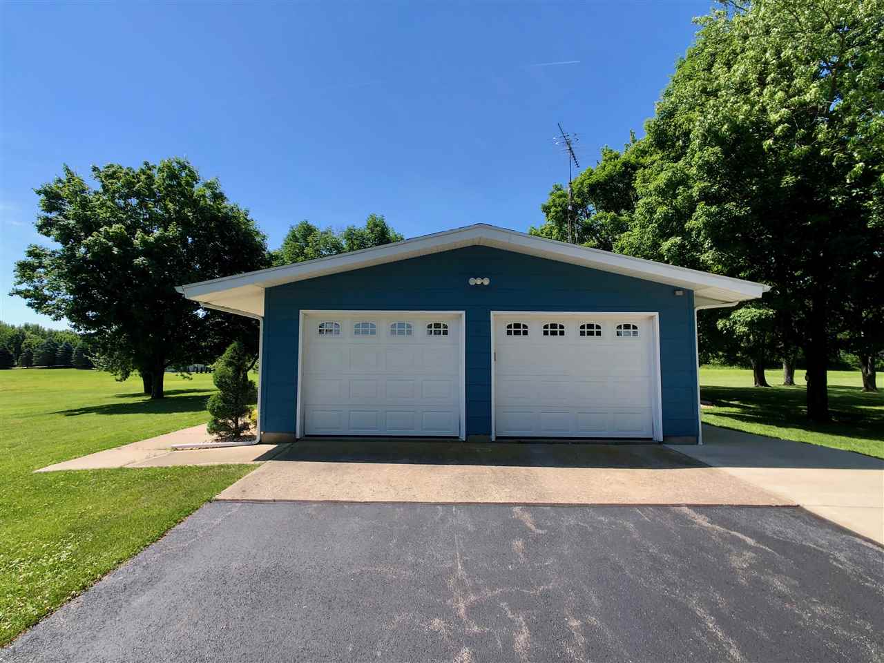 747 Searls Road Amboy, IL 61310 - Photo 6 of 40 a front view of a house with garden
