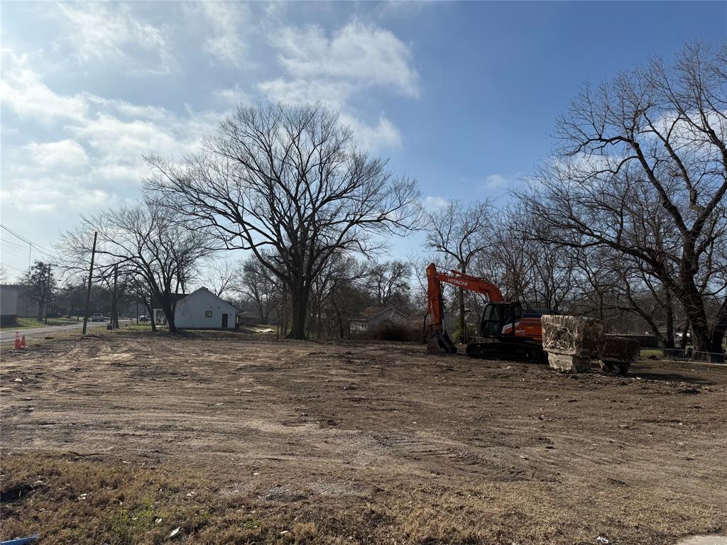 201 West Main Street Wolfe City, TX 75496 - Photo 11 of 14 a backyard of a house with trees