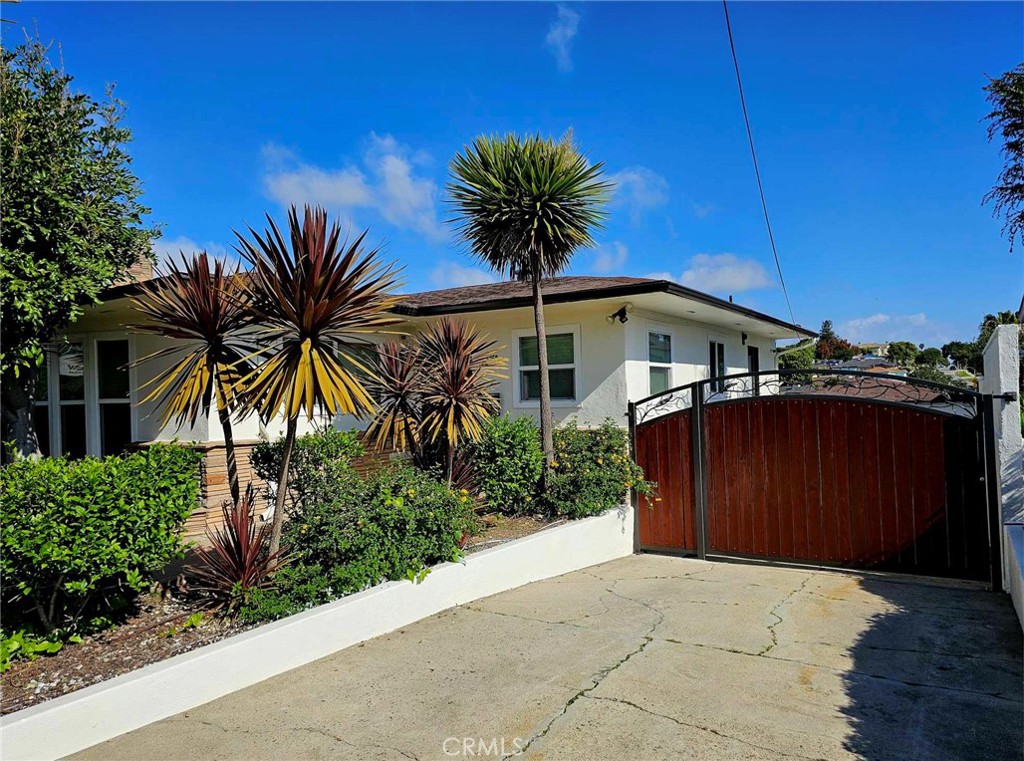 5259 Angeles Vista Boulevard View Park, CA 90043 - Photo 3 of 42 a front view of house with yard and trees around