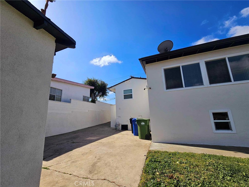 5259 Angeles Vista Boulevard View Park, CA 90043 - Photo 38 of 42 a front view of a house with a yard