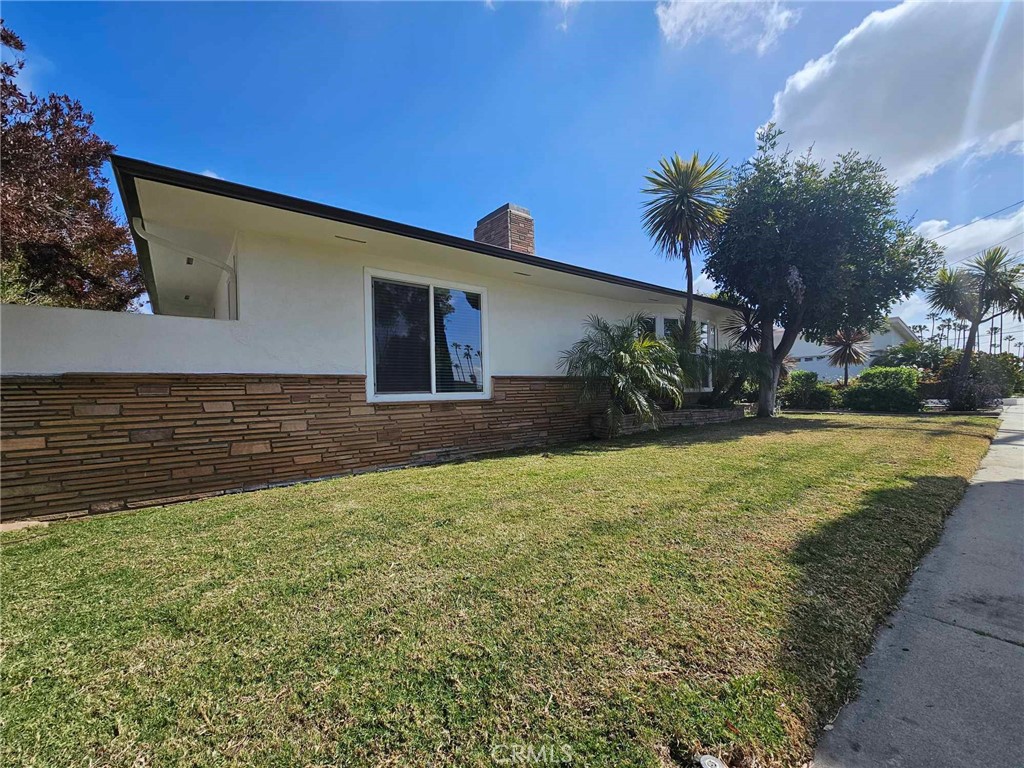 5259 Angeles Vista Boulevard View Park, CA 90043 - Photo 5 of 42 a house view with a garden space