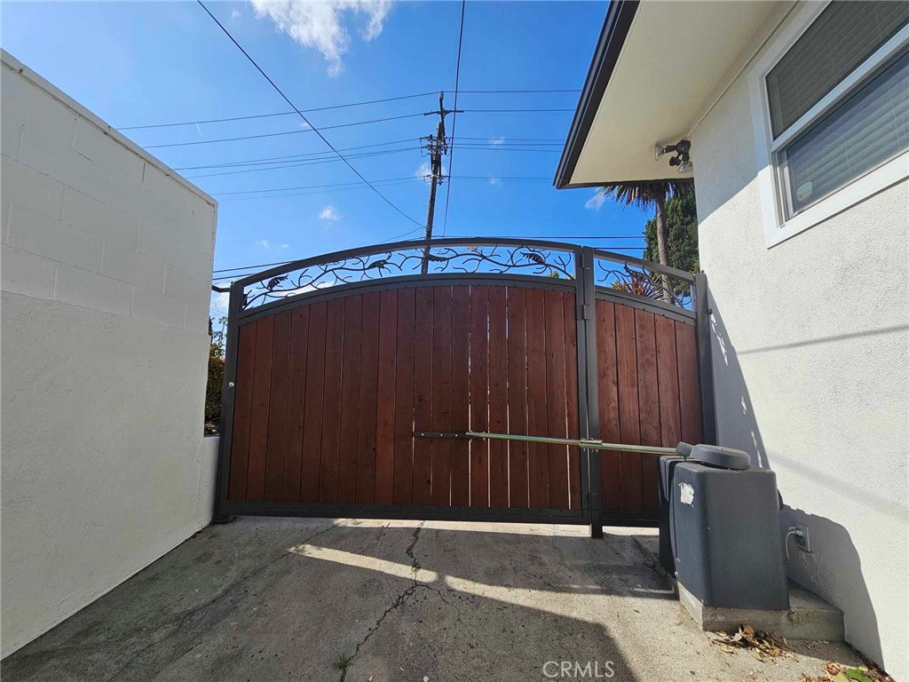 5259 Angeles Vista Boulevard View Park, CA 90043 - Photo 6 of 42 a view of a garage