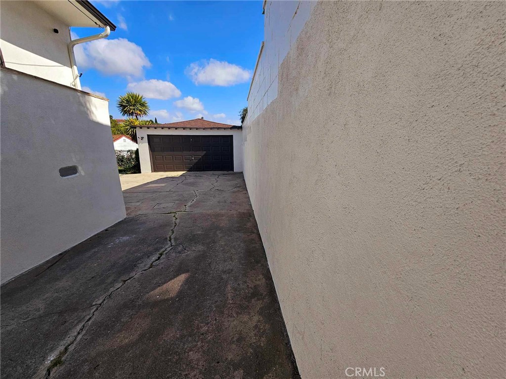 5259 Angeles Vista Boulevard View Park, CA 90043 - Photo 8 of 42 a view of entryway