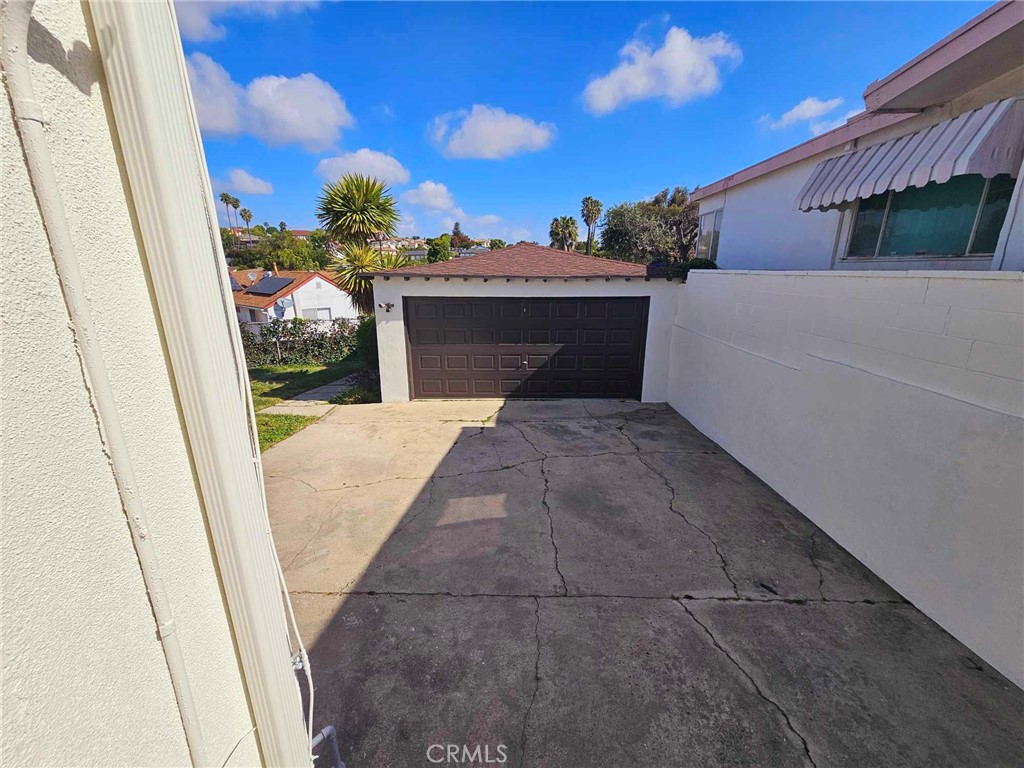 5259 Angeles Vista Boulevard View Park, CA 90043 - Photo 9 of 42 a view of balcony with a potted plant