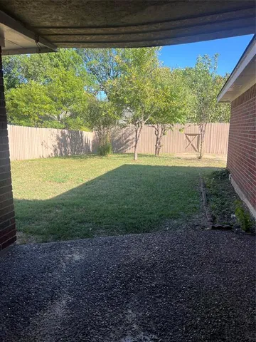 a view of a back yard