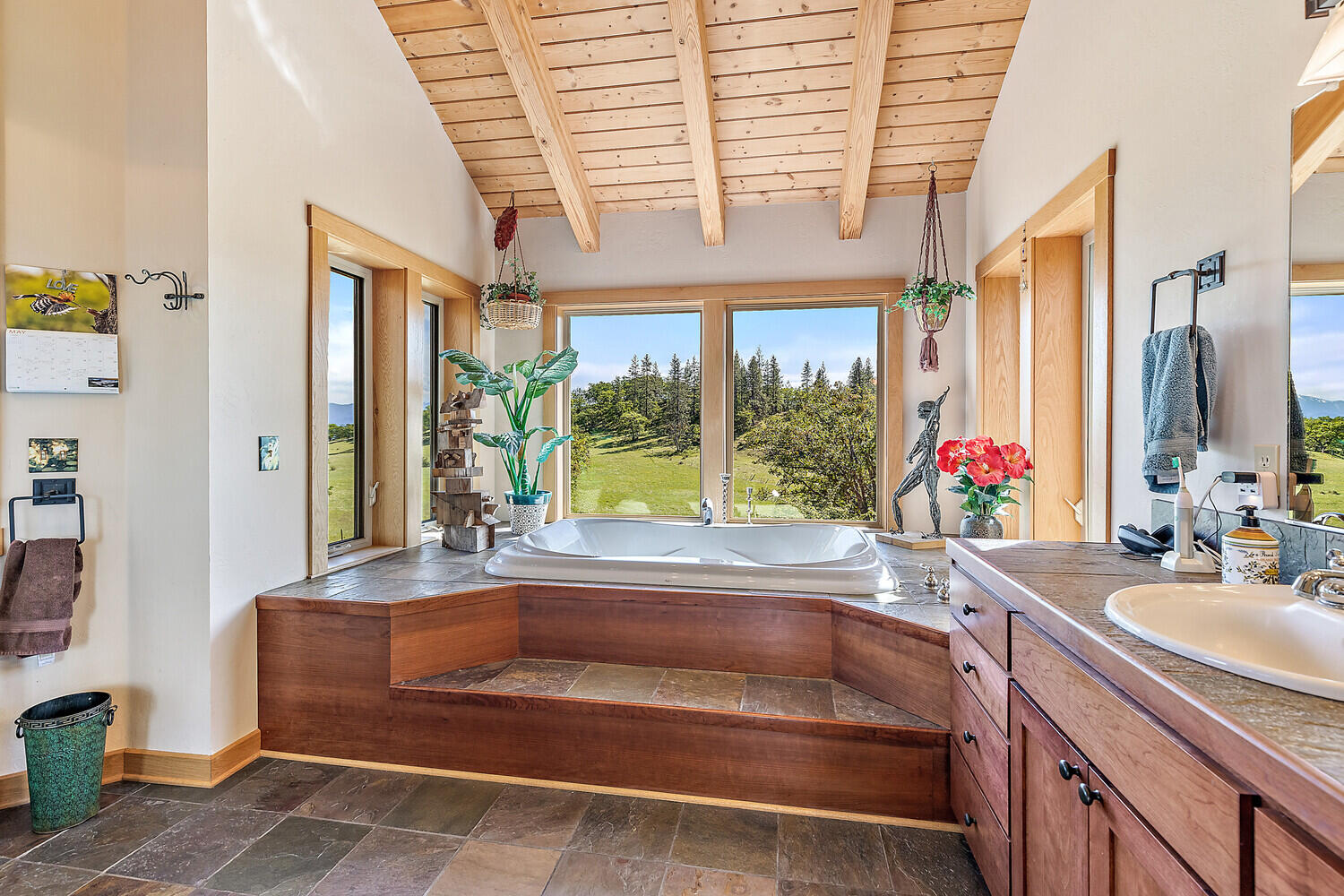2560 North Valley View Road Ashland, OR 97520 - Photo 23 of 53 05.35