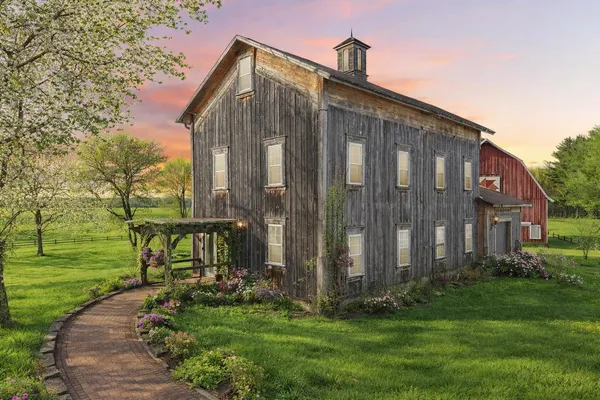 $849,000 | 33511 Old Mill Drive, Lone Rock, WI 53556