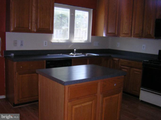 14829 Bolton Road Centreville, VA 20121 - Photo 24 of 27 Kitchen