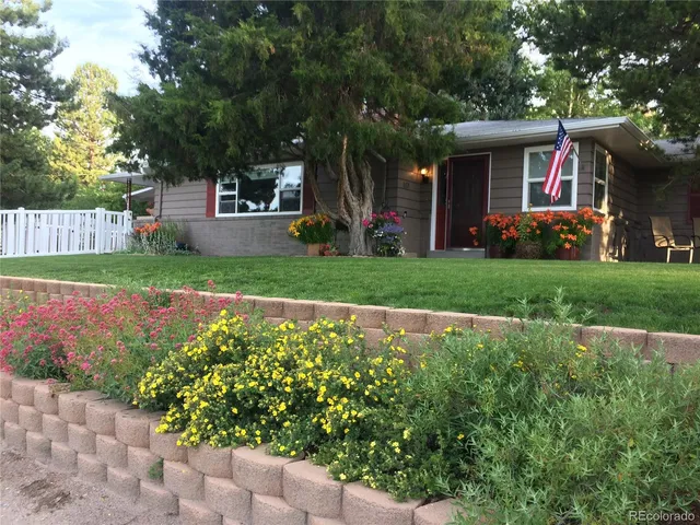 a view of a yard with yellow house