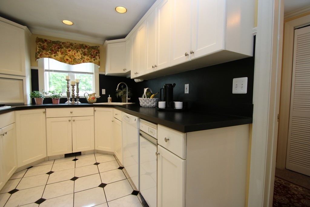 6 Lincoln Road Peabody, MA 01960 - Photo 4 of 30 Gallery Image 4