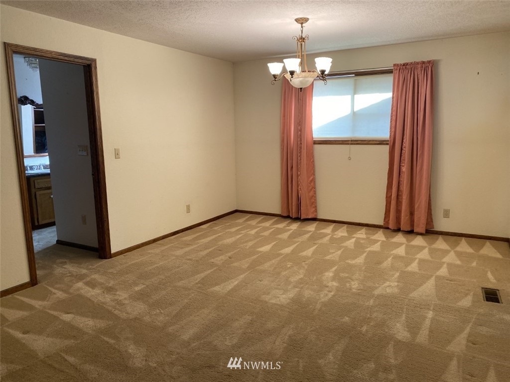 7419 Willow Grove Road Longview, WA 98632 - Photo 14 of 24 an empty room with a mirror