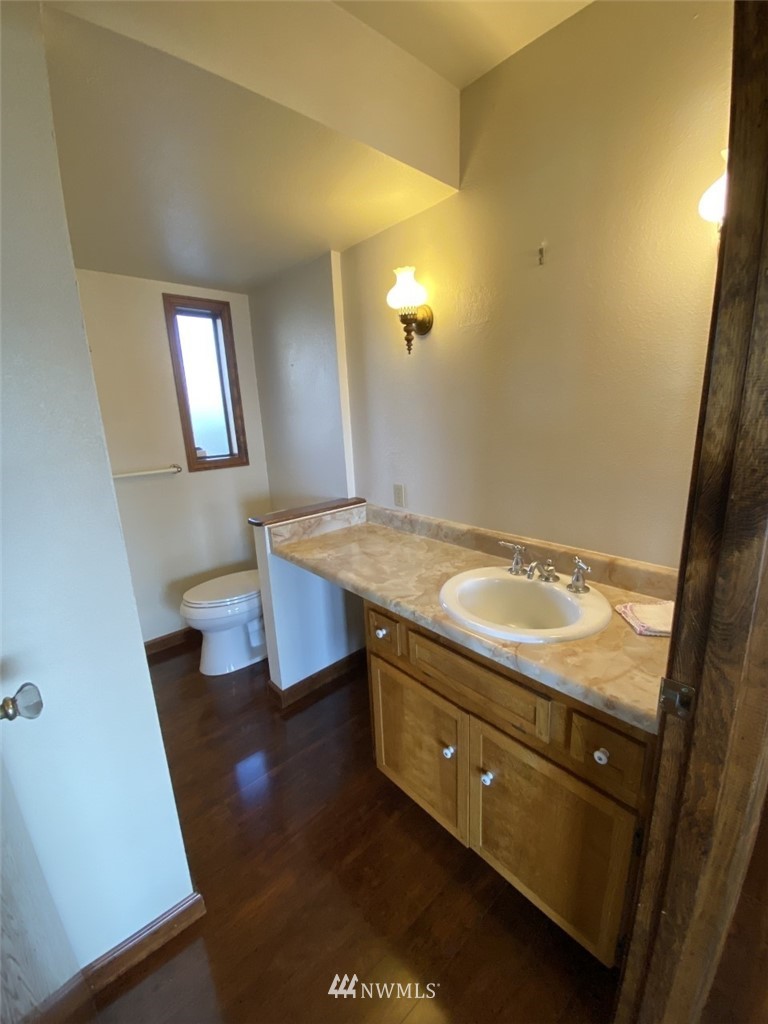 7419 Willow Grove Road Longview, WA 98632 - Photo 19 of 24 a bathroom with 2 sink and a mirror