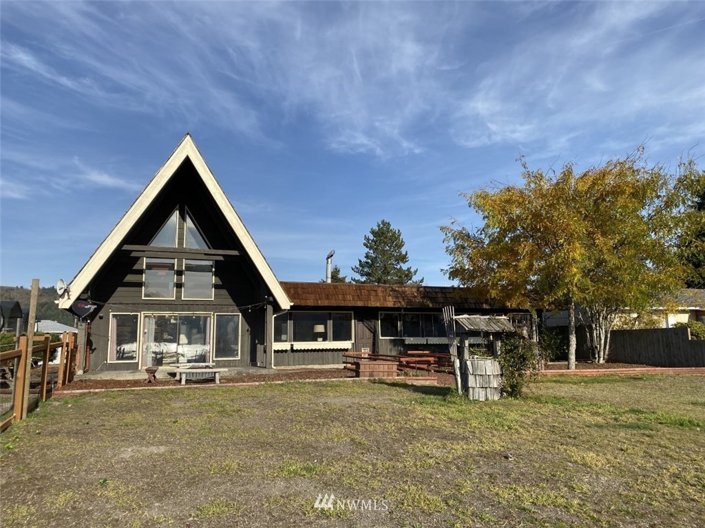 7419 Willow Grove Road Longview, WA 98632 - Photo 22 of 24 a front view of a house with a garden
