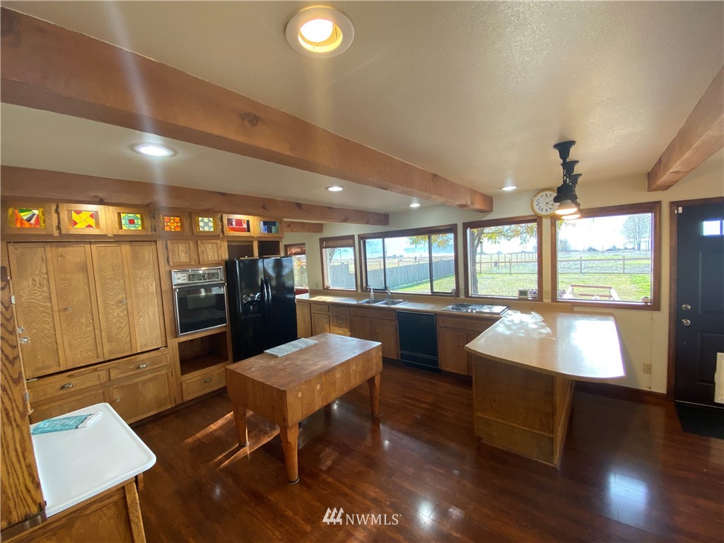 7419 Willow Grove Road Longview, WA 98632 - Photo 5 of 24 a living room with stainless steel appliances kitchen island granite countertop furniture and a large window