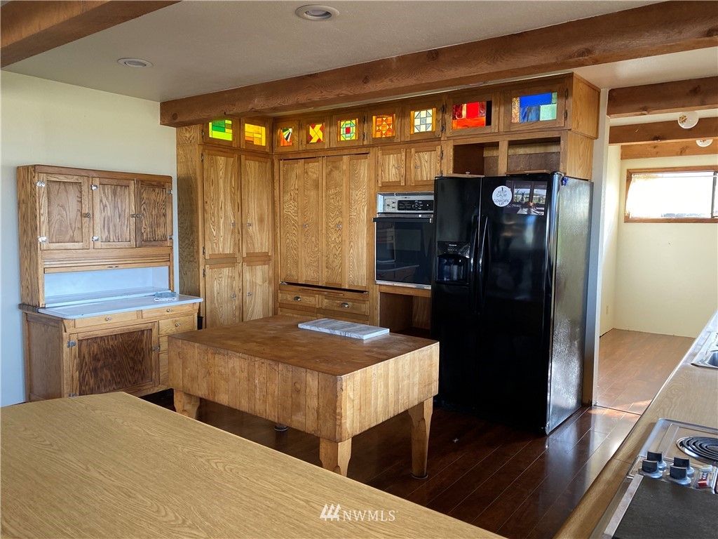 7419 Willow Grove Road Longview, WA 98632 - Photo 7 of 24 a kitchen with stainless steel appliances kitchen island granite countertop a refrigerator and a stove