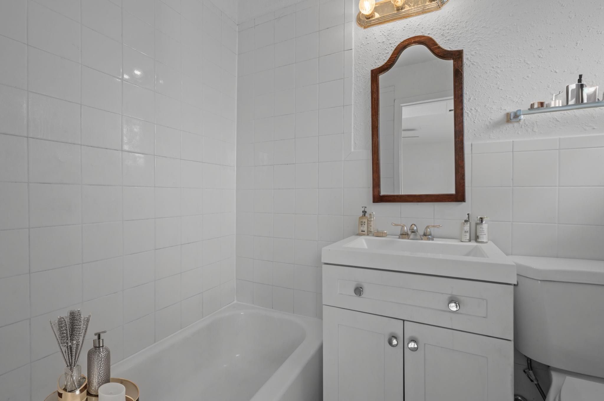 1849 Marshall Street, Unit 9 Houston, TX 77098 - Photo 15 of 25 Primary Bathroom - Virtually Staged