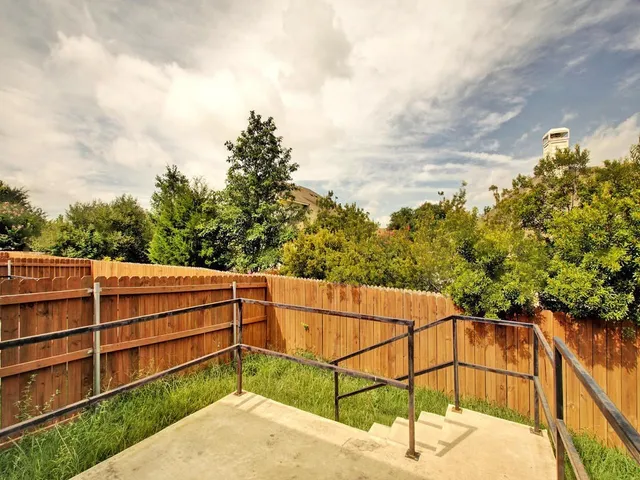 a view of a backyard