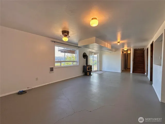 a view of livingroom with furniture