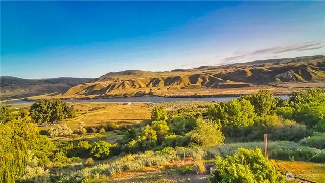 a street sign that is sitting on a blue wall