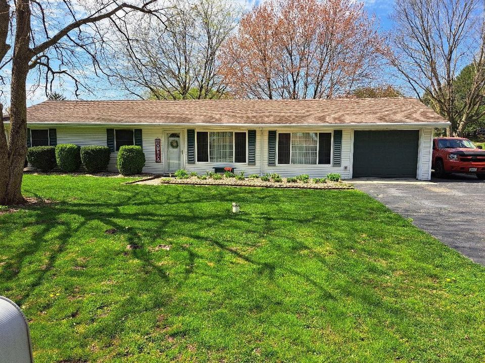 9155 Kings Road Morris, IL 60450 - Photo 1 of 15 a front view of house with yard and green space