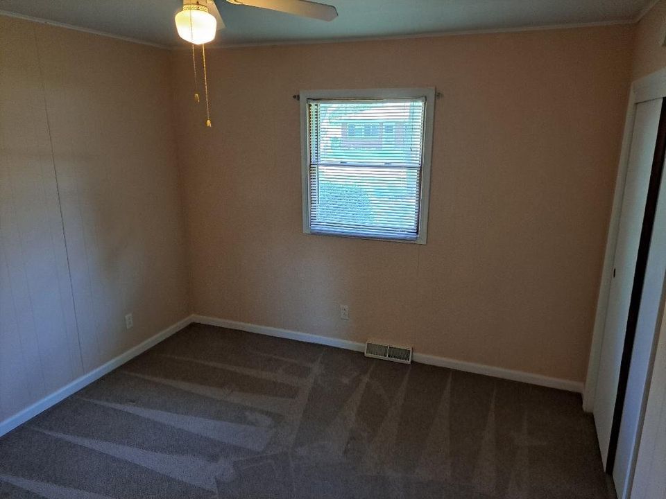 9155 Kings Road Morris, IL 60450 - Photo 14 of 15 an empty room with a window