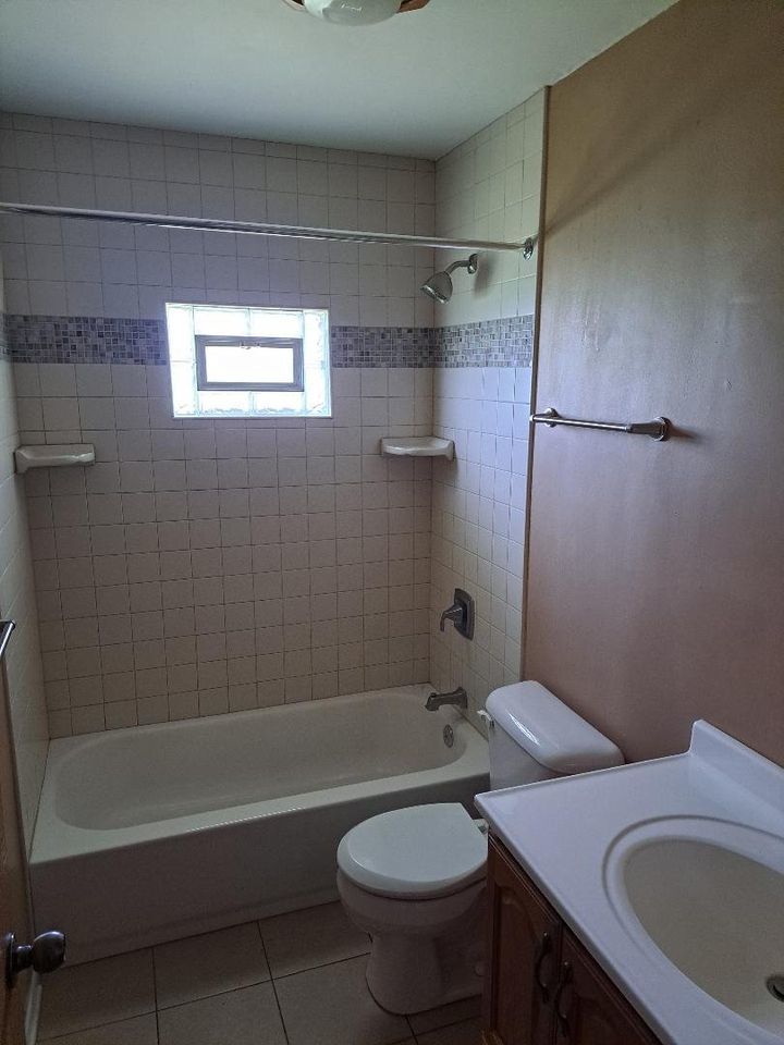 9155 Kings Road Morris, IL 60450 - Photo 15 of 15 a bathroom with a sink a toilet and a bathtub