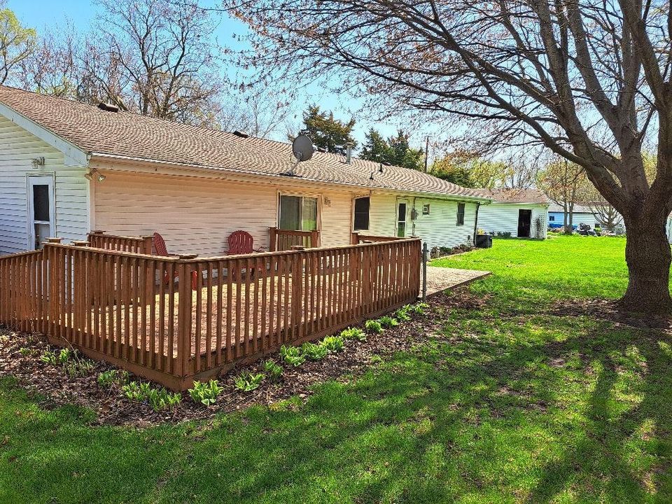 9155 Kings Road Morris, IL 60450 - Photo 4 of 15 a front view of a house with garden