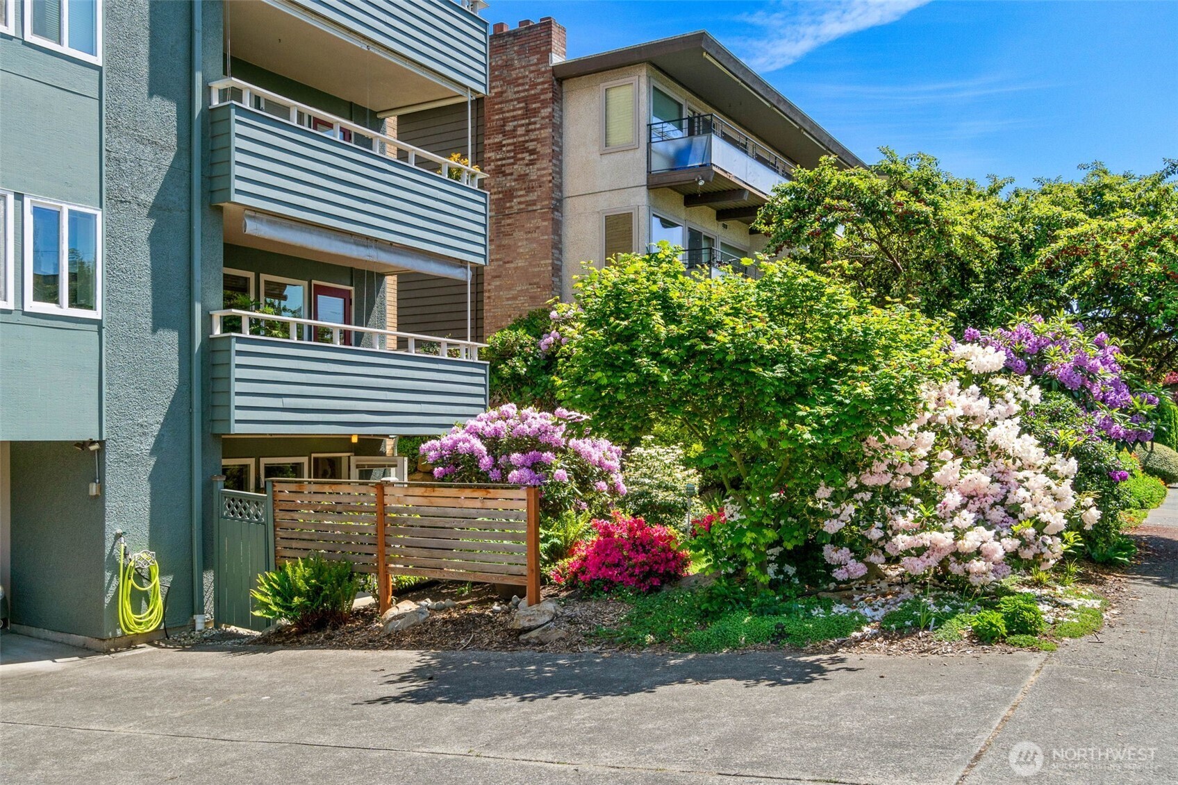 75 East Lynn Street, Unit B Seattle, WA 98102 - Photo 23 of 36 a front view of a house