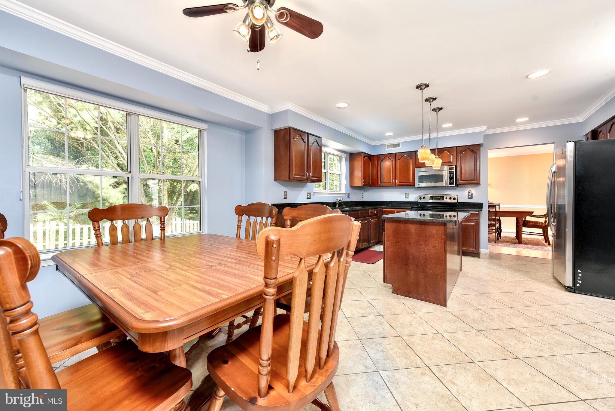 21297 Mirror Ridge Place Sterling, VA 20164 - Photo 10 of 44 LARGE EAT IN KITCHEN